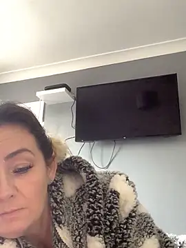 Snapshot of GoldenSquirter chatting on 25, 11, 2025 GoldenSquirter online show from 25, 11, 2025