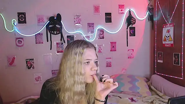 Snapshot of Your_Horny_Friends chatting on 9, 9, 2025 Your Horny Friends online show from 9, 9, 2025