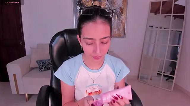 Snapshot of LarisaSmirnov chatting on 2, 2, 2026 LarisaSmirnov online show from 2, 2, 2026