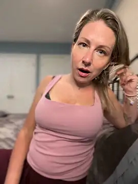 LittleMsMILF online show from 31, 3, 2026