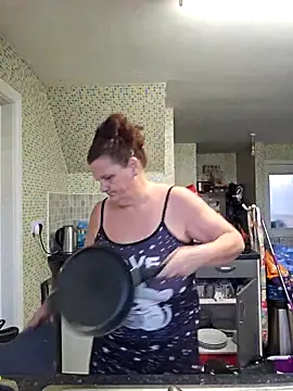 Snapshot of MissQueenBeex chatting on 14, 12, 2025 MissQueenBeex online show from 14, 12, 2025