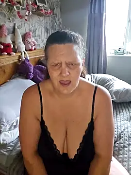 Snapshot of MissQueenBeex chatting on 18, 12, 2025 MissQueenBeex online show from 18, 12, 2025