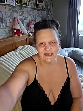 Snapshot of MissQueenBeex chatting on 21, 12, 2025 MissQueenBeex online show from 21, 12, 2025