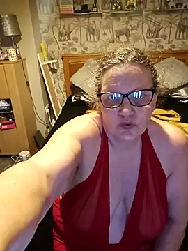 Snapshot of MissQueenBeex chatting on 8, 3, 2026 MissQueenBeex online show from 8, 3, 2026