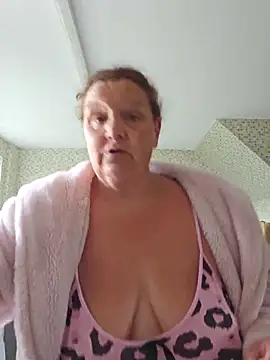 Snapshot of MissQueenBeex chatting on 7, 6, 2026 MissQueenBeex online show from 7, 6, 2026