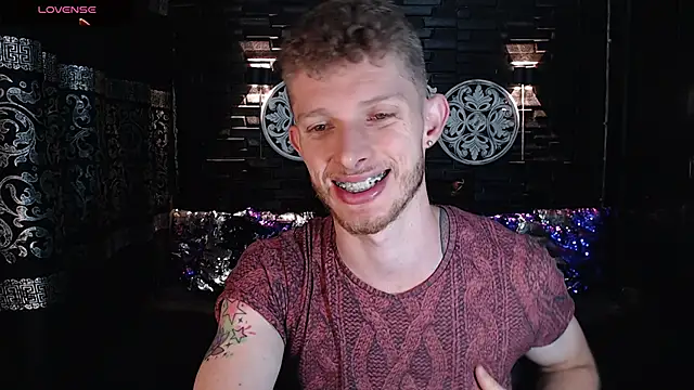 Snapshot of andrewxbi chatting on 10, 10, 2025 andrewxbi online show from 10, 10, 2025