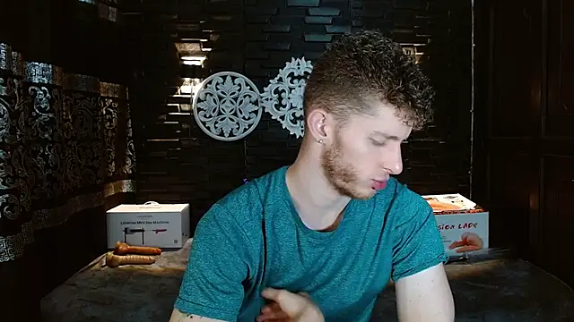 Snapshot of andrewxbi chatting on 24, 11, 2025 andrewxbi online show from 24, 11, 2025