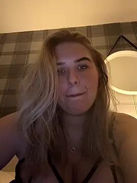 CutieCurvyGirlxo online show from 10, 10, 2025