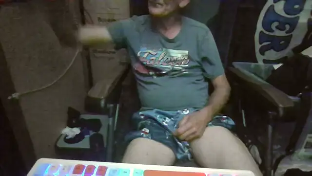 Snapshot of Lovyourpuss chatting on 17, 5, 2026 Lovyourpuss online show from 17, 5, 2026