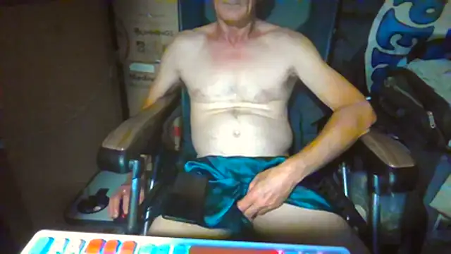 Snapshot of Lovyourpuss chatting on 18, 5, 2026 Lovyourpuss online show from 18, 5, 2026