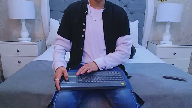 ZoeKrug online show from 25, 10, 2025