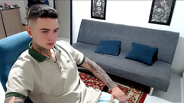 Snapshot of santii_ss chatting on 8, 11, 2025 santii ss online show from 8, 11, 2025