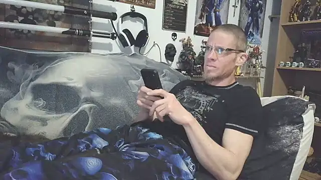 Snapshot of TomXXII chatting on 6, 4, 2026 TomXXII online show from 6, 4, 2026