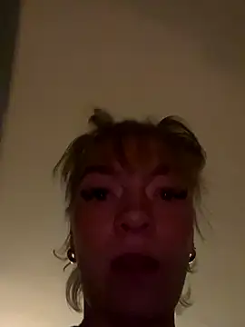 Snapshot of maj0lie chatting on 4, 10, 2025 maj0lie online show from 4, 10, 2025