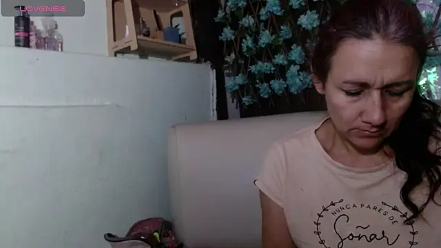 Snapshot of darling_hott chatting on 24, 7, 2026 darling hott online show from 24, 7, 2026