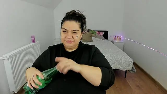 Snapshot of EvvaBBW chatting on 12, 10, 2025 EvvaBBW online show from 12, 10, 2025