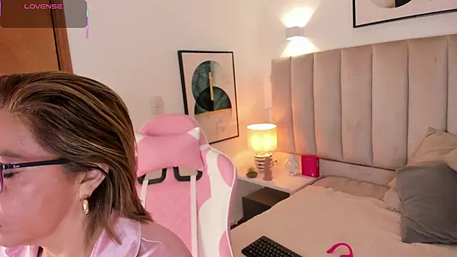 Clhoe Johnson online show from 1, 10, 2025