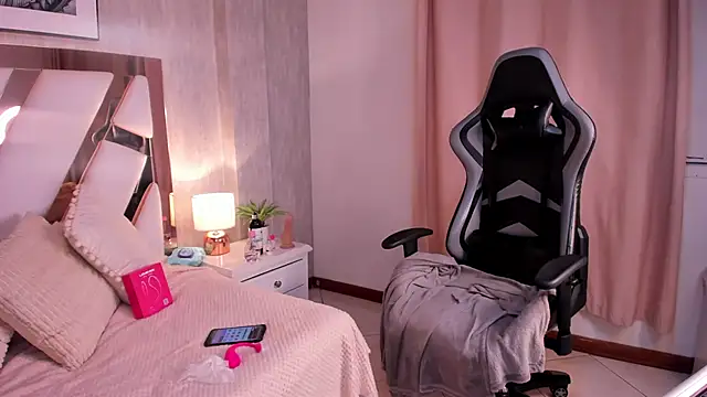 Clhoe Johnson online show from 2, 10, 2025