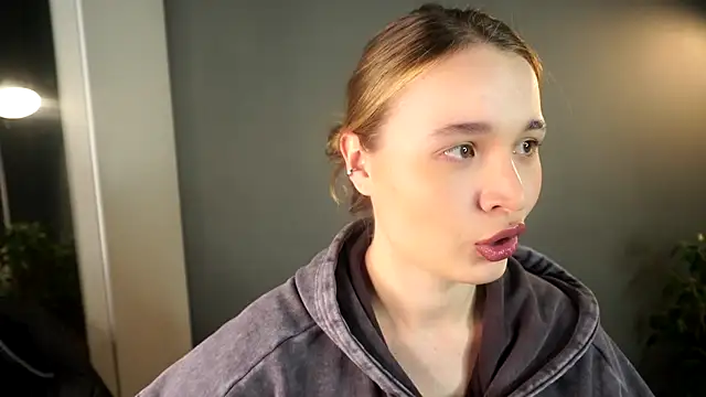 lisa schiele online show from 4, 12, 2025