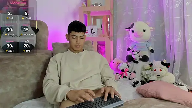 Snapshot of LoganTwink18 chatting on 14, 2, 2026 LoganTwink18 online show from 14, 2, 2026