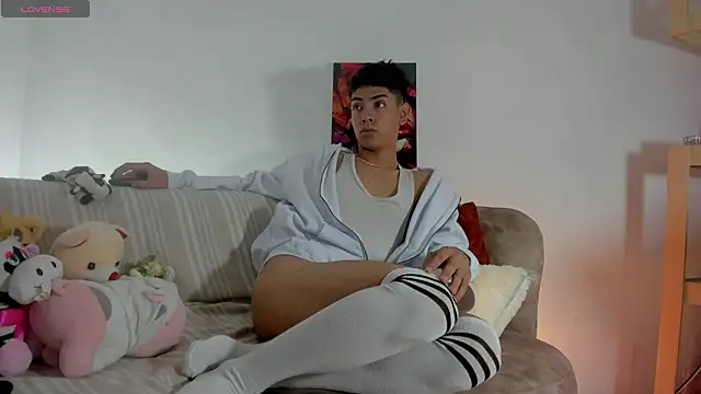 Snapshot of LoganTwink18 chatting on 4, 3, 2026 LoganTwink18 online show from 4, 3, 2026