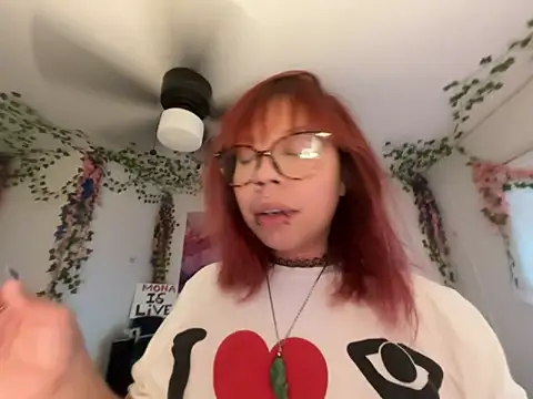 Snapshot of moan4mona chatting on 14, 4, 2026 moan4mona online show from 14, 4, 2026