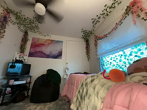 Snapshot of moan4mona chatting on 16, 4, 2026 moan4mona online show from 16, 4, 2026