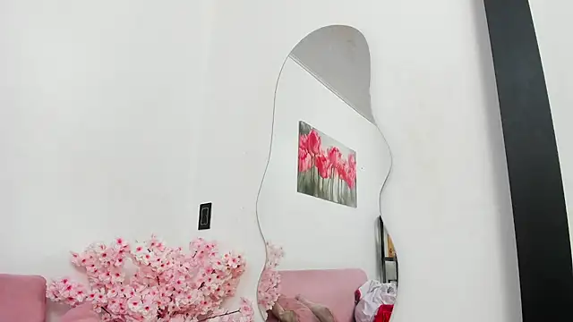 Snapshot of pinky_f00x chatting on 4, 6, 2026 pinky f00x online show from 4, 6, 2026
