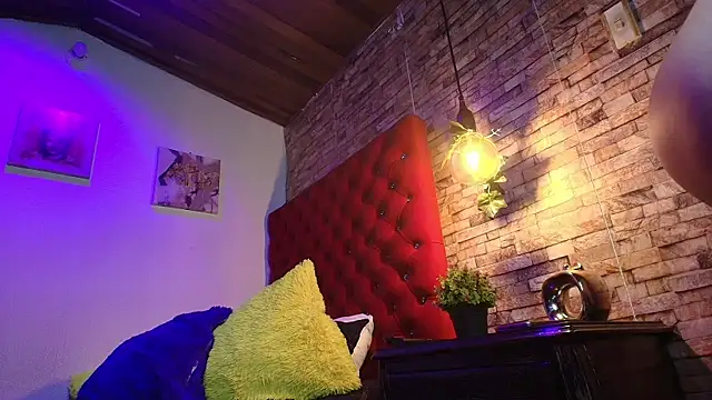 Snapshot of Victoria_Thompson1 chatting on 8, 11, 2025 Victoria Thompson1 online show from 8, 11, 2025