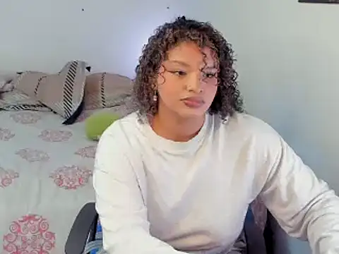 chloe kisses online show from 2, 4, 2026