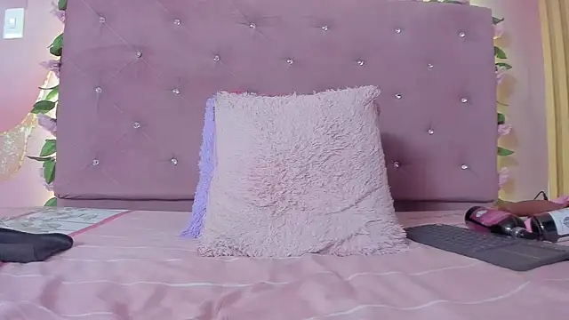 Snapshot of violet_taylor_ chatting on 15, 7, 2026 violet taylor online show from 15, 7, 2026