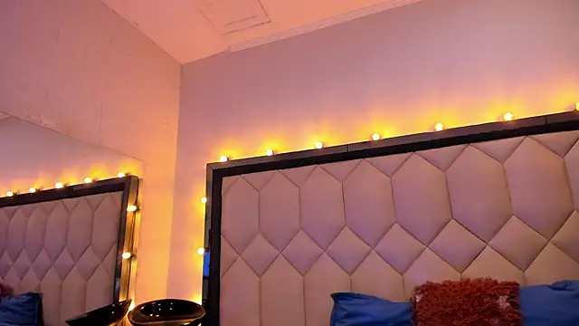 Scarletbigbug online show from 6, 11, 2025