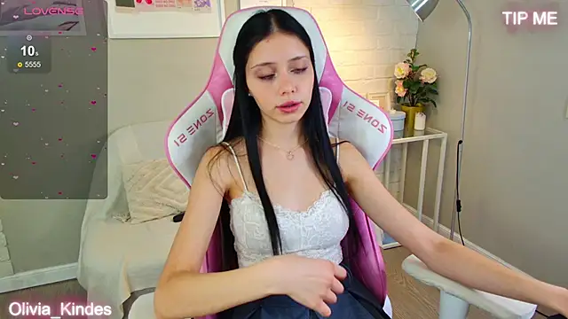 Olivia Kindes online show from 20, 10, 2025