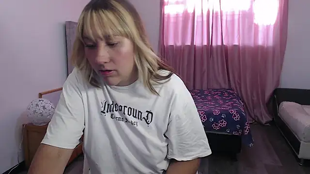 Snapshot of Aiimee_hills chatting on 15, 9, 2025 Aiimee hills online show from 15, 9, 2025