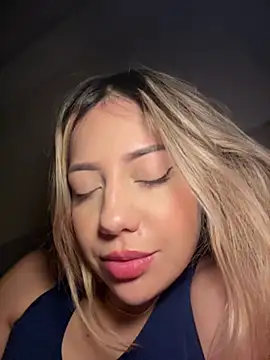 Snapshot of MissCat_ chatting on 19, 12, 2025 MissCat online show from 19, 12, 2025