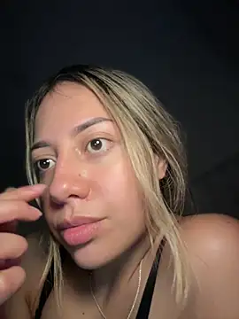 Snapshot of MissCat_ chatting on 20, 12, 2025 MissCat online show from 20, 12, 2025