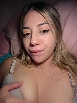 Snapshot of MissCat_ chatting on 22, 12, 2025 MissCat online show from 22, 12, 2025