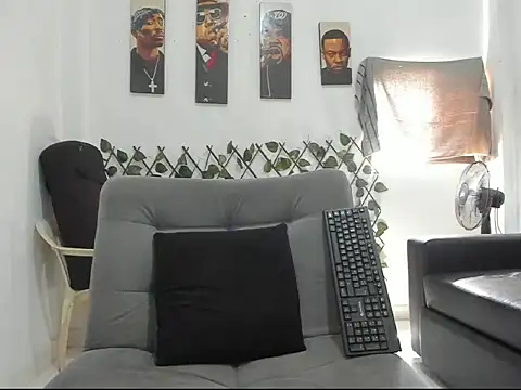Snapshot of Latins_Boss chatting on 24, 4, 2026 Latins Boss online show from 24, 4, 2026