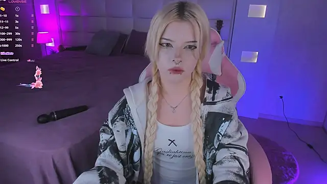 Cuddly Kitten online show from 24, 9, 2025