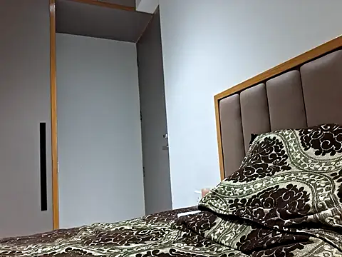 Snapshot of Vince-18 chatting on 23, 10, 2025 Vince-18 online show from 23, 10, 2025