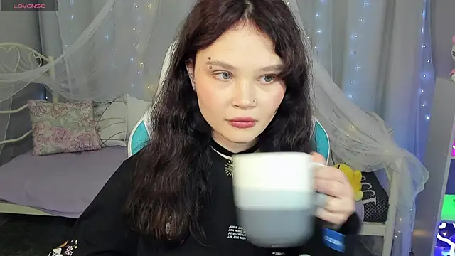 EmilyChaves online show from 8, 4, 2026