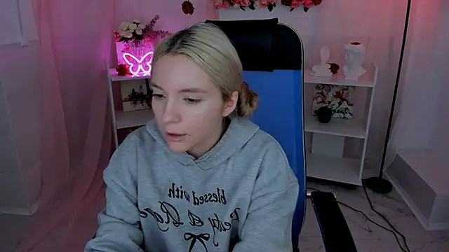 Snapshot of AuroraWrenfield chatting on 9, 9, 2025 AuroraWrenfield online show from 9, 9, 2025