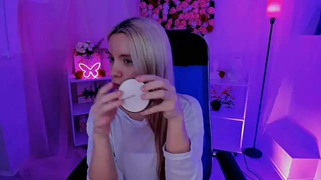 Snapshot of AuroraWrenfield chatting on 12, 9, 2025 AuroraWrenfield online show from 12, 9, 2025