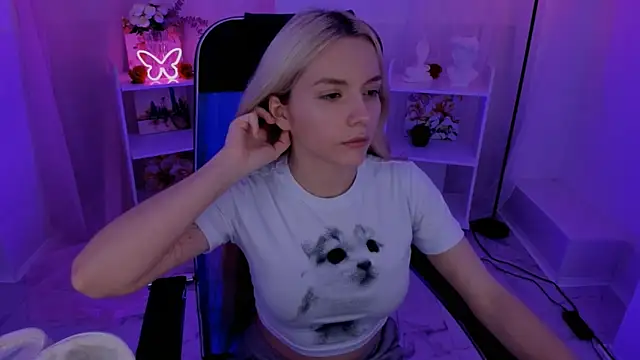 Snapshot of AuroraWrenfield chatting on 15, 9, 2025 AuroraWrenfield online show from 15, 9, 2025