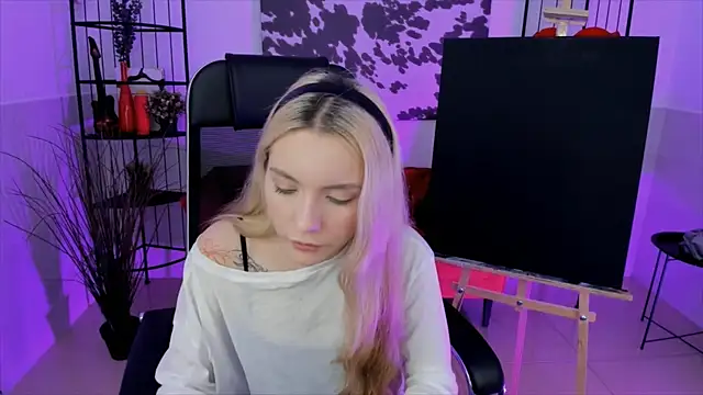 Snapshot of AuroraWrenfield chatting on 2, 10, 2025 AuroraWrenfield online show from 2, 10, 2025