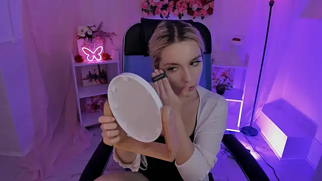 Snapshot of AuroraWrenfield chatting on 8, 10, 2025 AuroraWrenfield online show from 8, 10, 2025