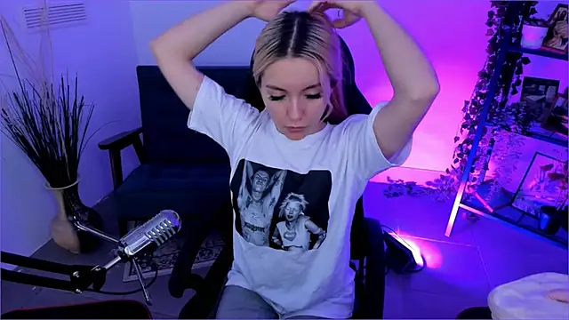 Snapshot of AuroraWrenfield chatting on 9, 10, 2025 AuroraWrenfield online show from 9, 10, 2025