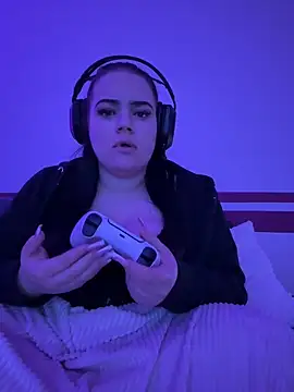 Snapshot of Shellybttn chatting on 9, 4, 2026 Shellybttn online show from 9, 4, 2026