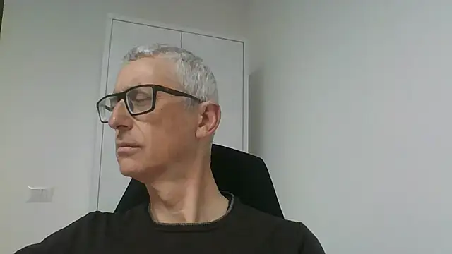 Snapshot of Sensor2000 chatting on 5, 5, 2026 Sensor2000 online show from 5, 5, 2026