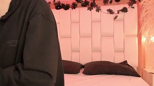 Daphne And Roger online show from 2, 2, 2026